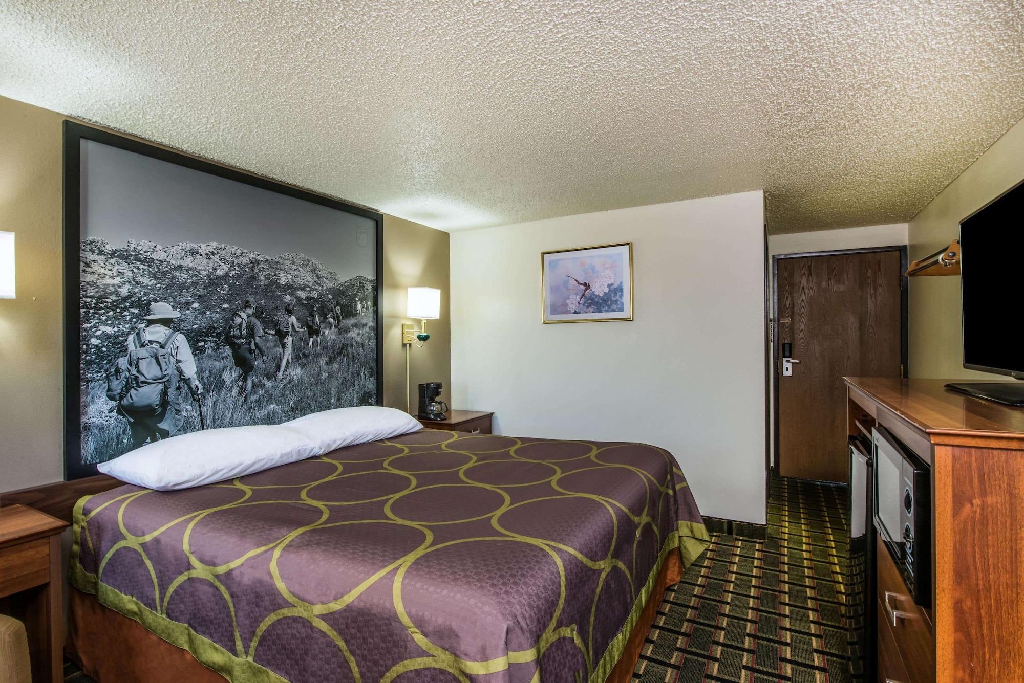Super 8 By Wyndham Pueblo Hotel Exterior photo