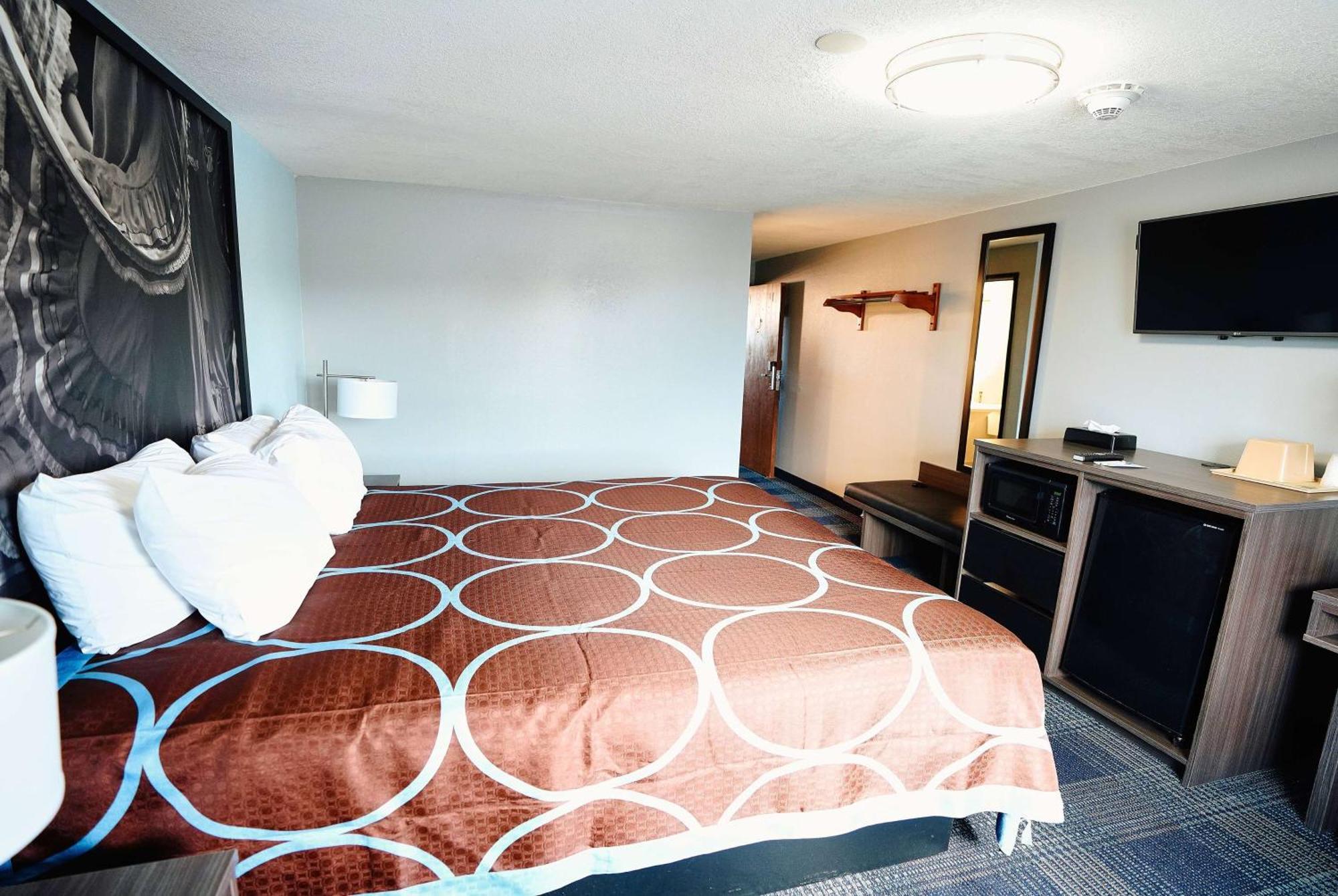 Super 8 By Wyndham Pueblo Hotel Exterior photo