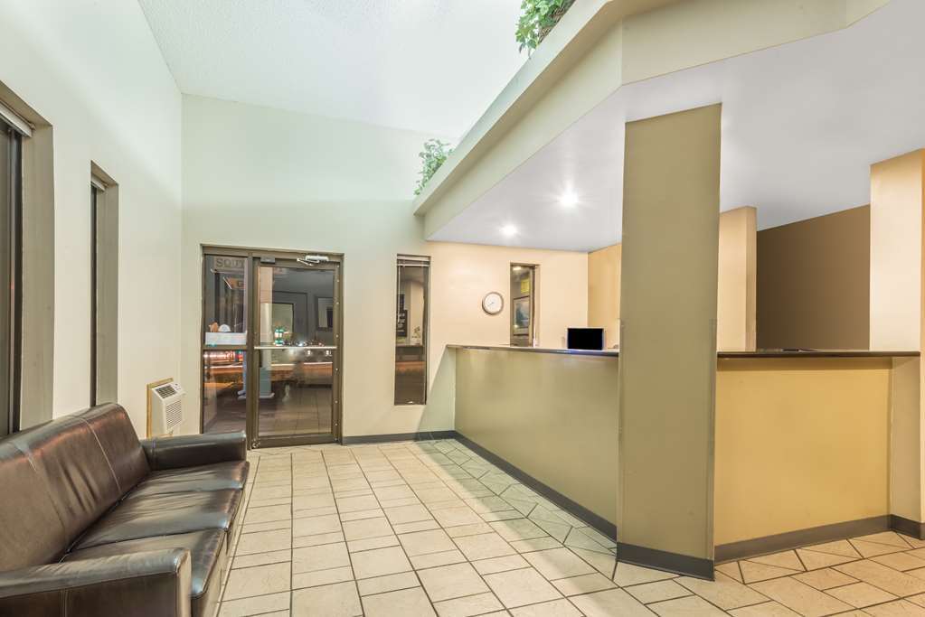 Super 8 By Wyndham Pueblo Hotel Interior photo