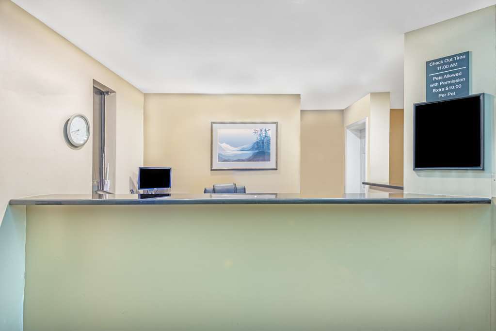 Super 8 By Wyndham Pueblo Hotel Interior photo