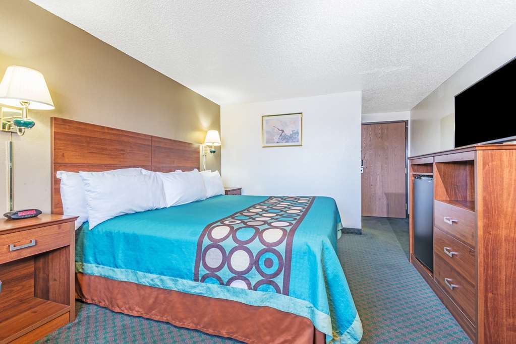 Super 8 By Wyndham Pueblo Hotel Room photo