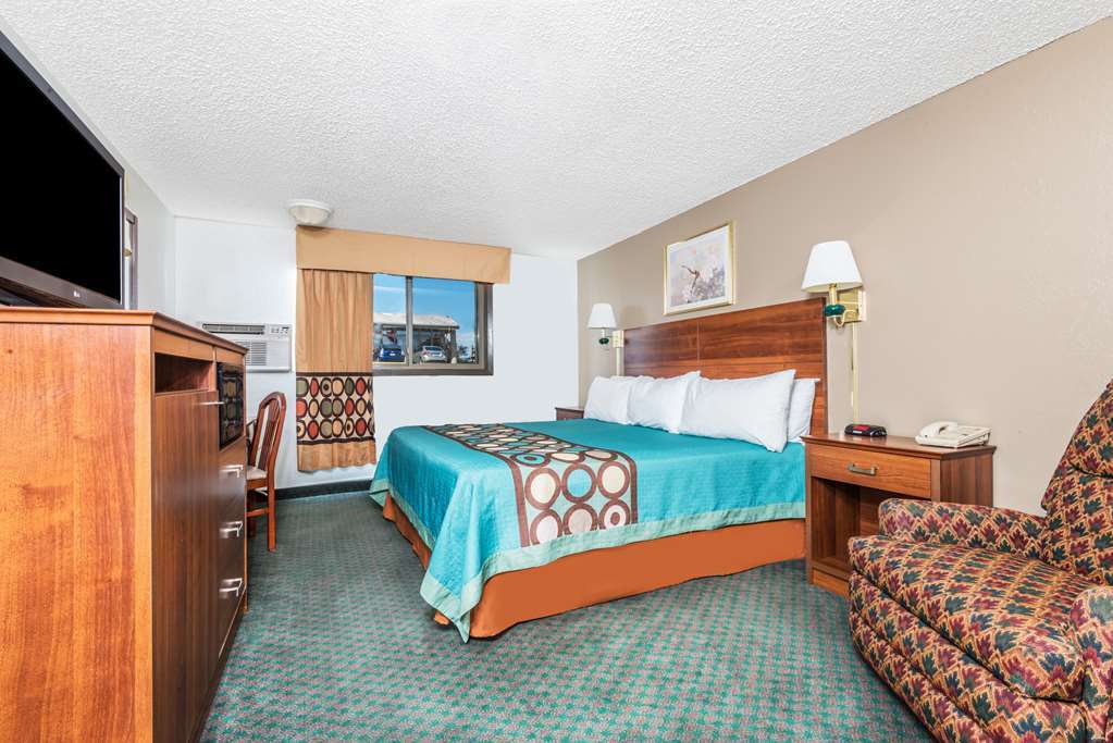 Super 8 By Wyndham Pueblo Hotel Room photo