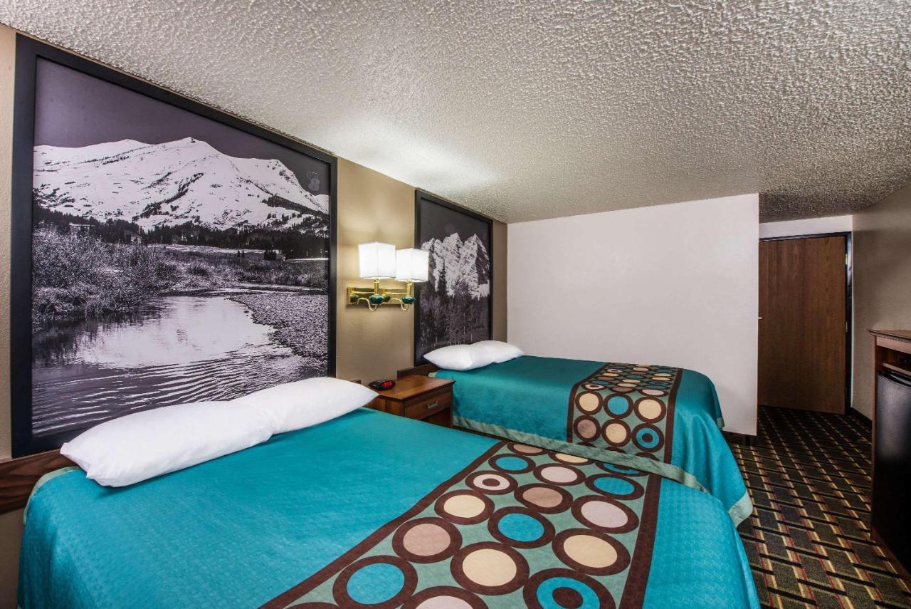 Super 8 By Wyndham Pueblo Hotel Exterior photo
